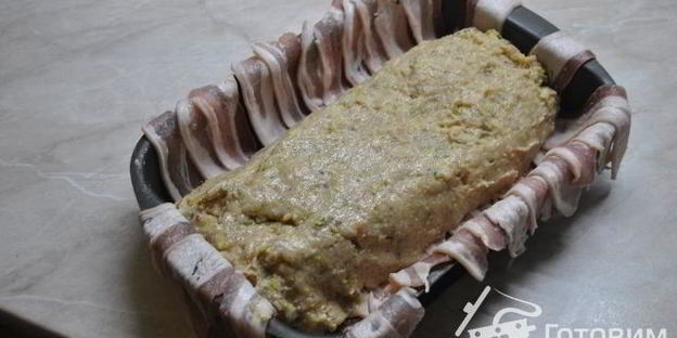 куриное суфле с фисташками в беконе