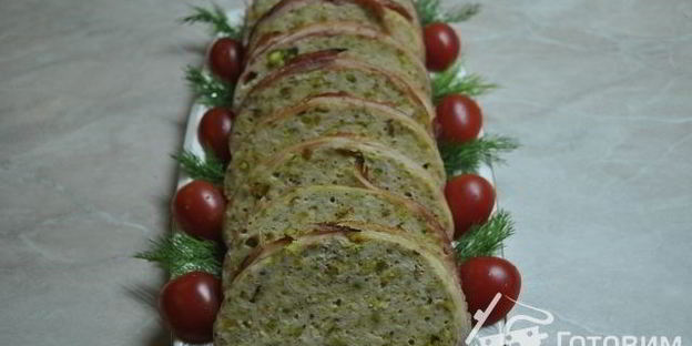 куриное суфле с фисташками в беконе