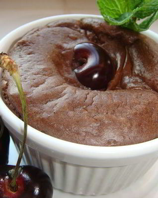 Шоколадное суфле запеченное с пьяной вишней