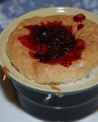 Сладкое суфле с ягодно-апельсиновым соусом