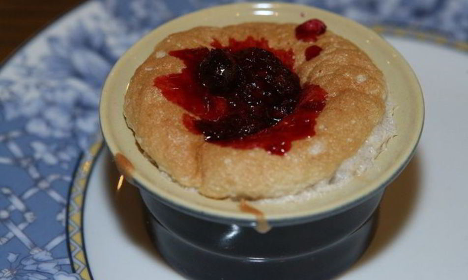Рецепт сладкого суфле с ягодно-апельсиновым соусом