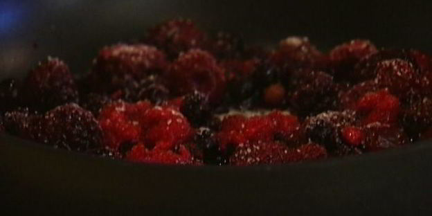 сладкое суфле с ягодно-апельсиновым соусом