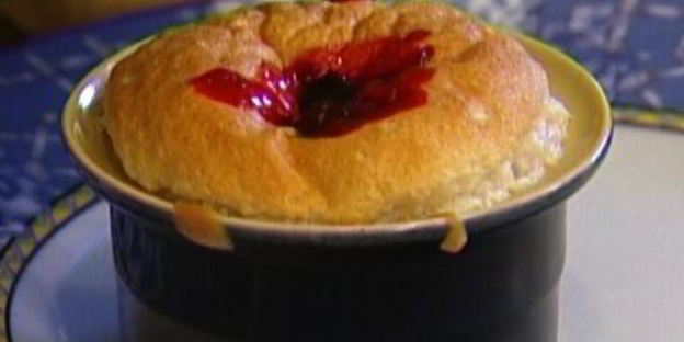 сладкое суфле с ягодно-апельсиновым соусом