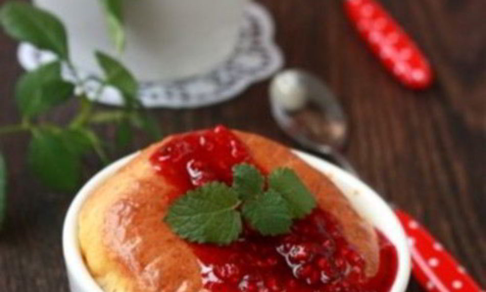 Рецепт сырного новогоднего суфле с малиной