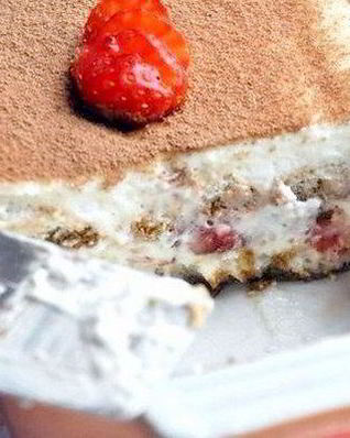 Клубничный тирамису с творогом и бананом