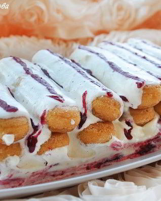 Сливочное тирамису с брусничным соусом