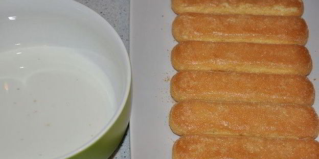 сливочное тирамису с брусничным соусом