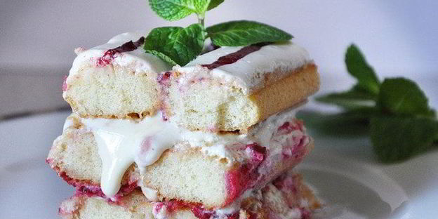 сливочное тирамису с брусничным соусом