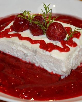 Творожный десерт с малиновым соусом