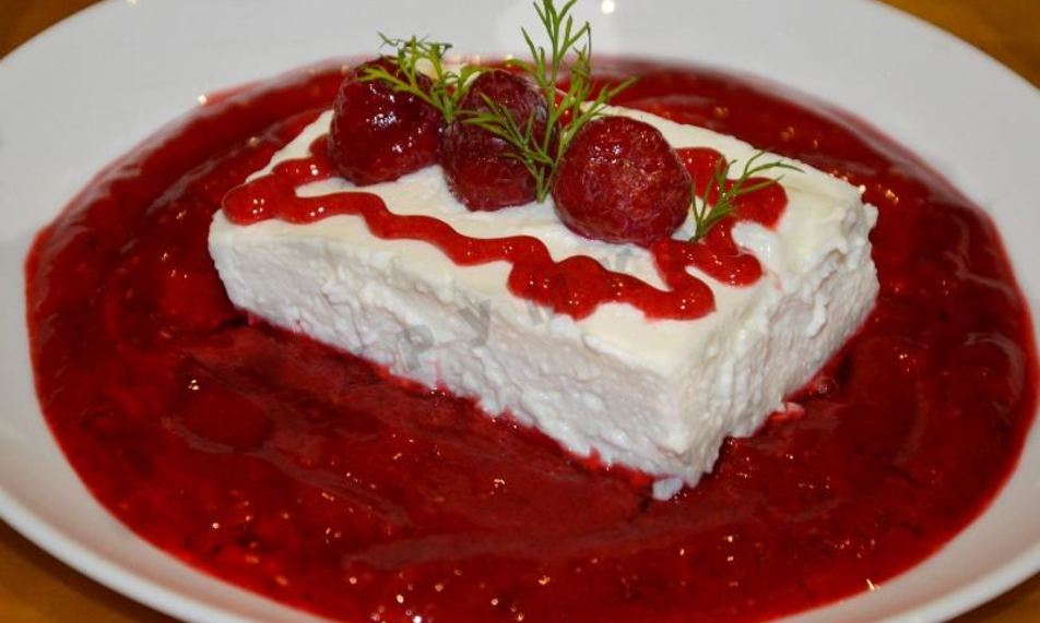 Рецепт творожного десерта с малиновым соусом