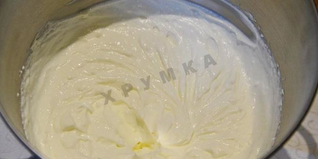 творожный десерт с малиновым соусом