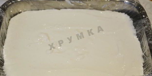 творожный десерт с малиновым соусом