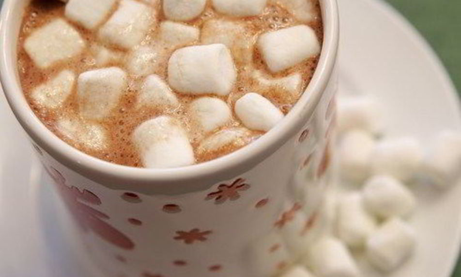 Рецепт густого горячего шоколада со взбитыми сливками и зефиром