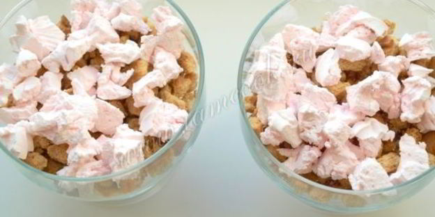 клубничный десерт с зефиром