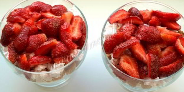 клубничный десерт с зефиром