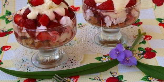 клубничный десерт с зефиром