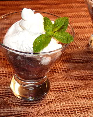 Жареные сливы со взбитыми сливками