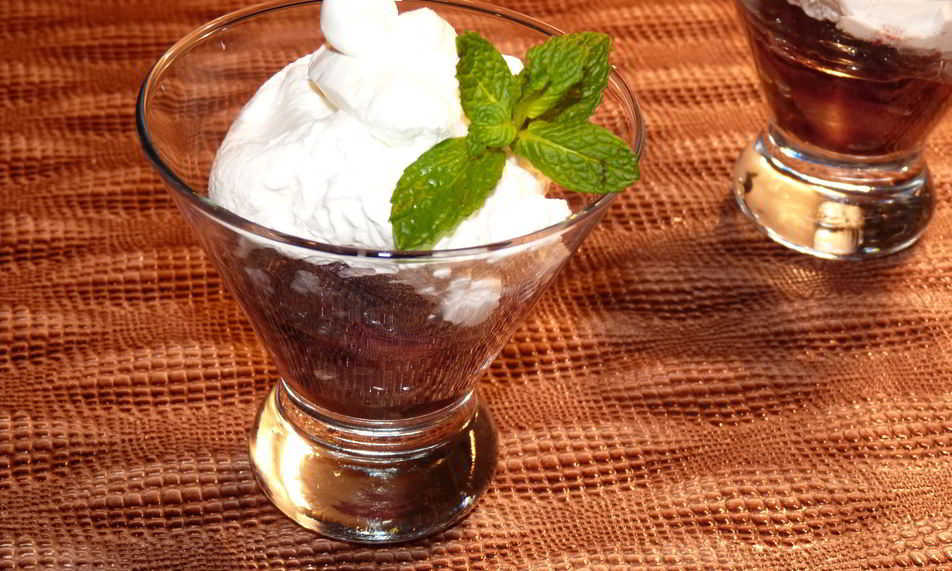 Рецепт жареных слив со взбитыми сливками