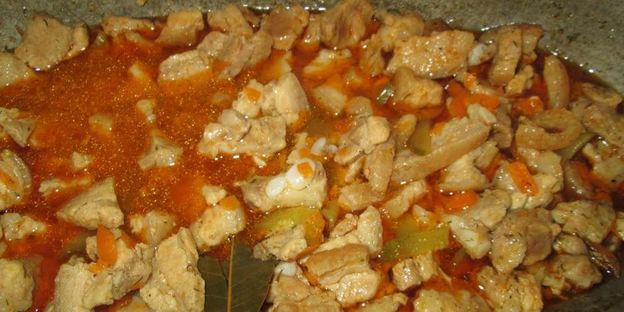 азу из свинины с солеными огурцами