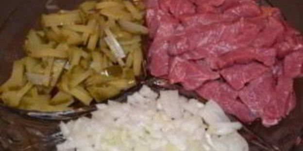 азу с солеными огурцами