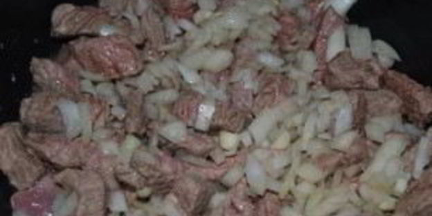 азу с солеными огурцами