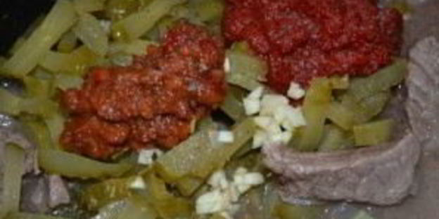 азу с солеными огурцами