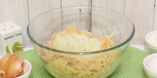 драники с колбаской и зеленью