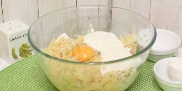 драники с колбаской и зеленью