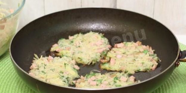 драники с колбаской и зеленью