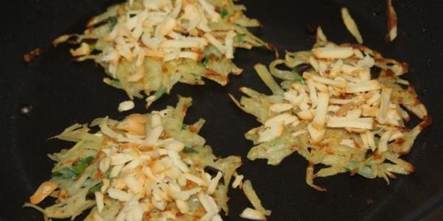 драники с копченым сыром и луком