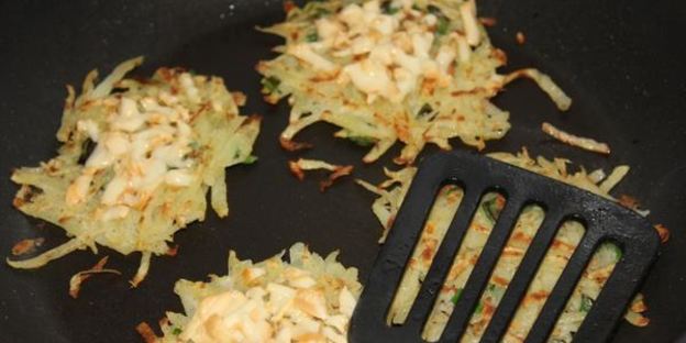 драники с копченым сыром и луком