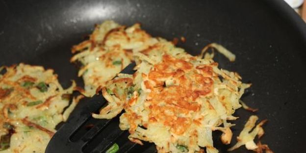 драники с копченым сыром и луком