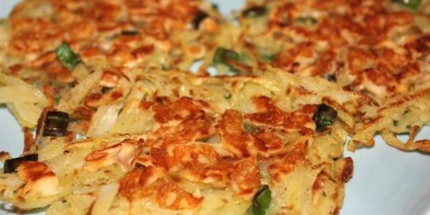 драники с копченым сыром и луком