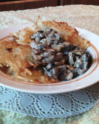 Драники с сливочно-грибным соусом
