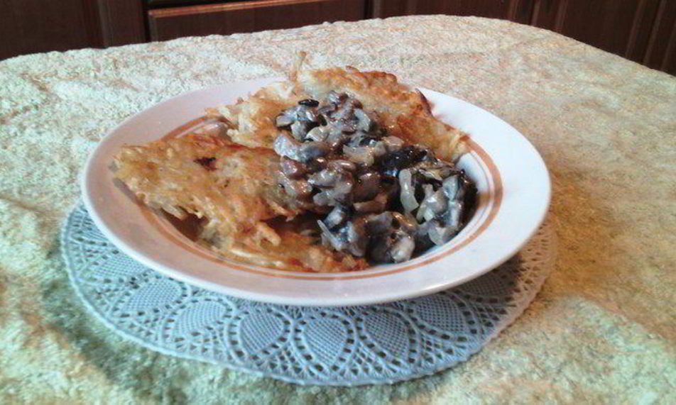 Рецепт драников с сливочно-грибным соусом