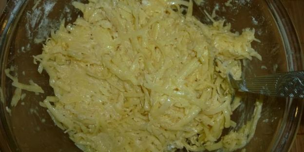 драники с сыром и горчичным соусом