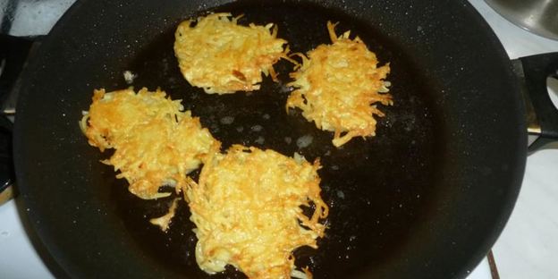 драники с сыром и горчичным соусом