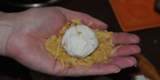 драники с творожными шариками