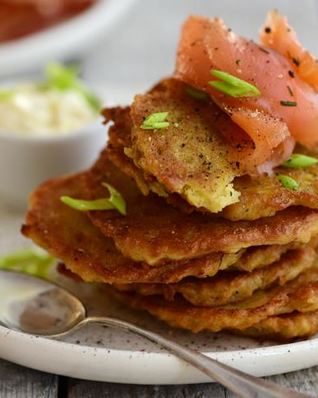 Драники с зеленым луком и сметаной