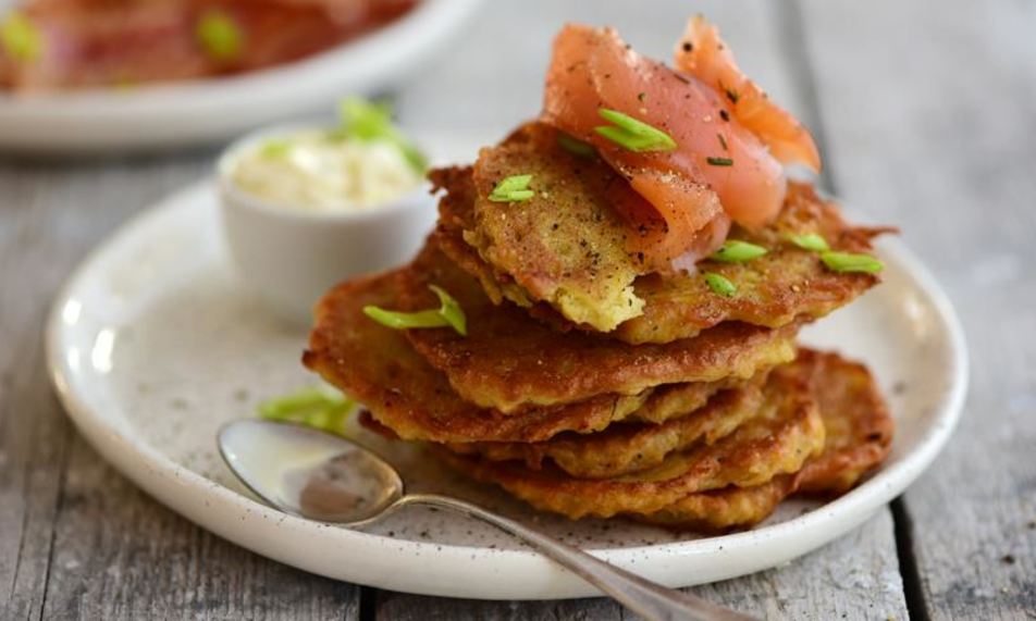 Рецепт драников с зеленым луком и сметаной