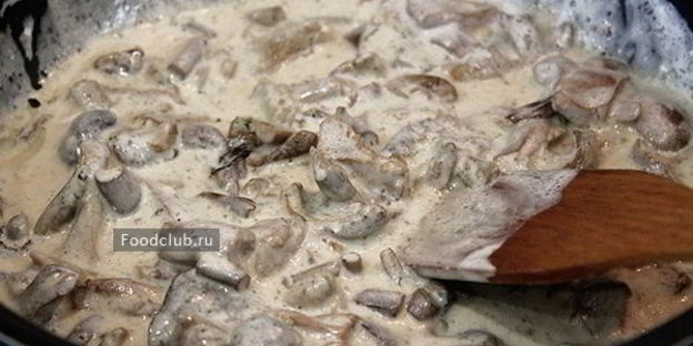 драники со сметано-грибным соусом