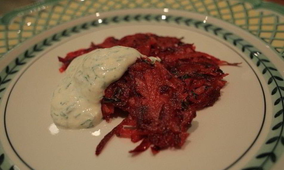 Рецепт картофельно-свекольных драники с сыром бри