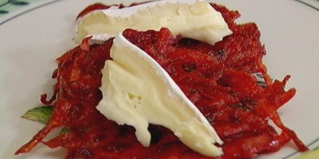 картофельно-свекольные драники с сыром бри