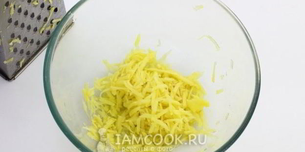 картофельные драники с колбасой и сыром