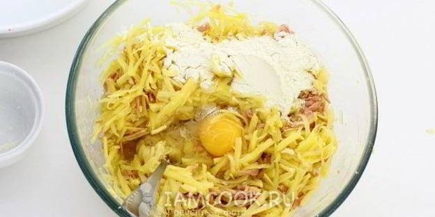 картофельные драники с колбасой и сыром