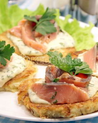 Картофельные драники с лососем