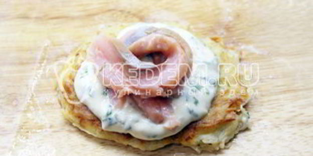 картофельные драники с лососем