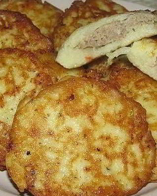Картофельные драники с мясным фаршем на сковороде