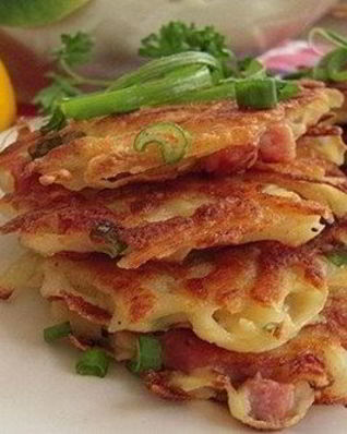 Картофельные драники с вареной колбасой