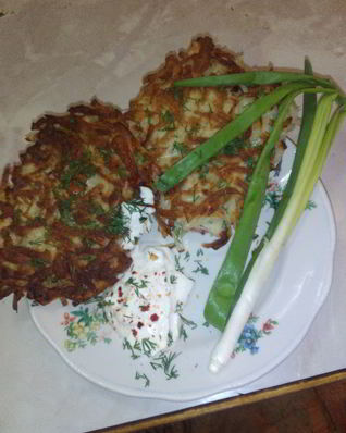 Картофельные драники со шпикачками